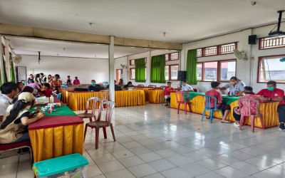 Tingkatkan Kesehatan Siswa, Puskesmas Petang I Gelar Cek Kesehatan Gratis di SMPN 1 Petang
